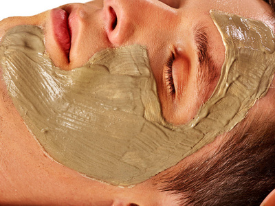 泥浆的 spa 沙龙的人面部面具。脸部按摩