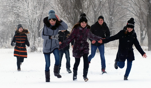 孩子们奔跑在冬季公园