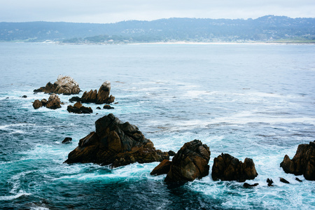 波波斯州纳图尔点太平洋中的波浪和岩石