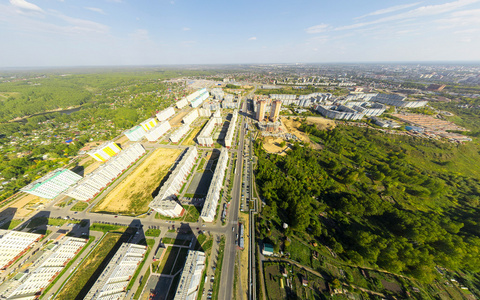 市中心的鸟瞰图。十字路口，房屋 建筑物和公园