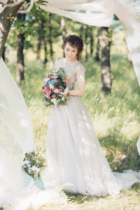 美丽的新娘花束的性质与画像。美术摄影