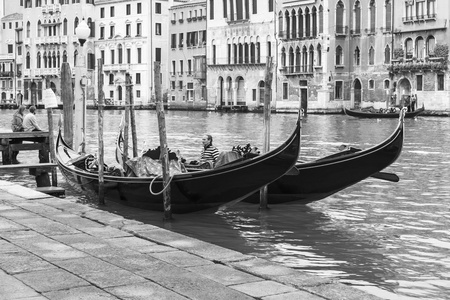 威尼斯，意大利2015 年 4 月 29 日。两个吊船都停泊在大 kanal 大运河 路堤