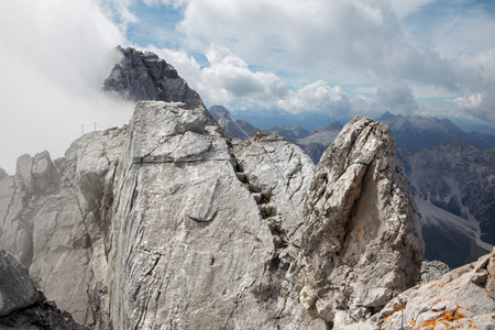 阿尔卑斯Watzmann 峰值在从 Hocheck 峰云