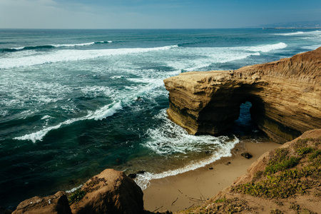 山洞和悬崖沿太平洋在日落悬崖自然