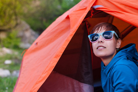 一个女孩在一个帐篷里的肖像