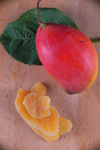 木制背景的整体成熟水果芒果干的片