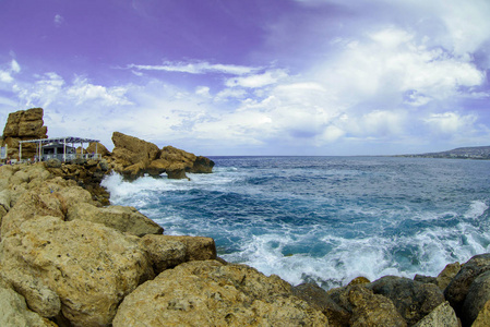 美丽的海岸线，与海浪在海滩上的岩石