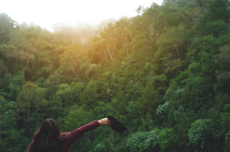 女性旅行者在森林度假