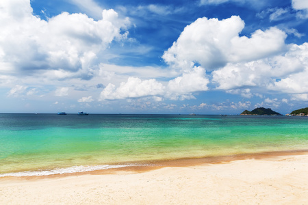 热带的白色沙滩 arainst 蓝色天空