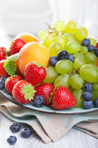 新鲜的水果和浆果。草莓蓝莓葡萄杏