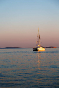 在海岸线附近的希腊船图片