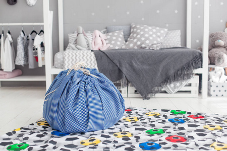 现代室内的小孩卧室地毯，在前面的包