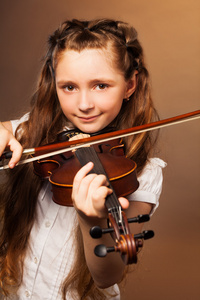 女孩拉小提琴图片