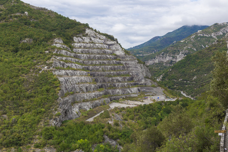 大石矿场在 toirano 在意大利的天空下