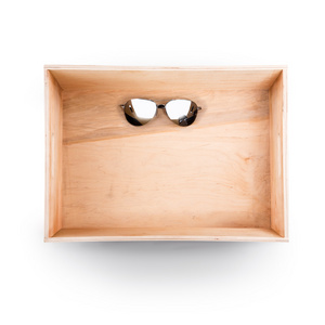 顶视图的木制的盒子。里面的太阳镜