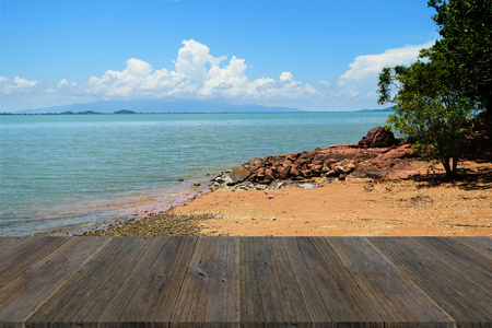 木阳台和海滩和热带海洋