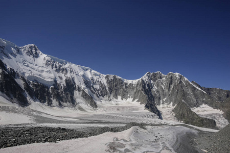 Belukha 山的脚。阿尔泰山，俄罗斯