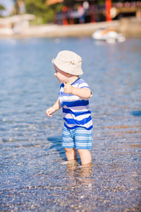 可爱的小男孩探索海滩