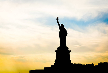 在日落时，纽约的自由轮廓的雕像