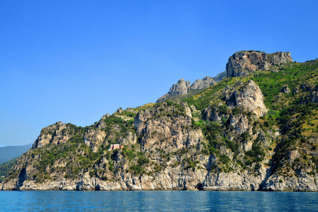多岩石的海岸城市萨莱诺 阿马尔菲，意大利之间地中海