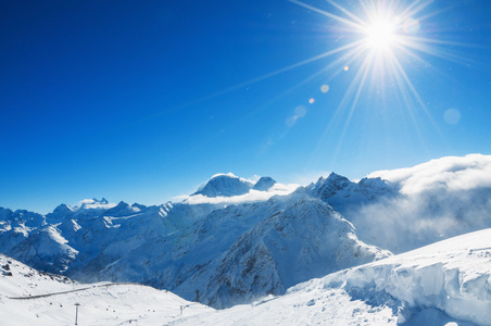 美丽的冬天景观与白雪覆盖的山脉和蓝色