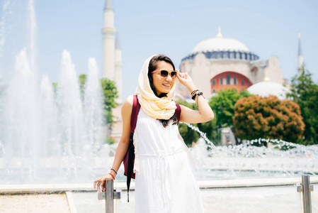 一个年轻的穆斯林女人的一条围巾去清真寺,伊