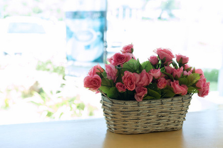 美丽的花束玫瑰粉红色花人工在篮子里