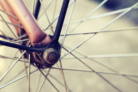 自行车车轮过程在老式复古风格的特写