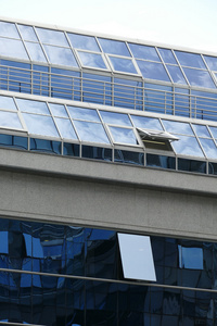 现代办公楼窗的反思