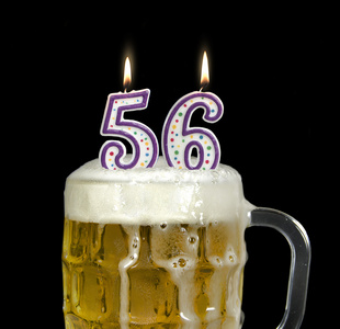 在啤酒的 56 岁生日蜡烛