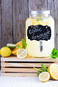 自制的柠檬水在饮料中