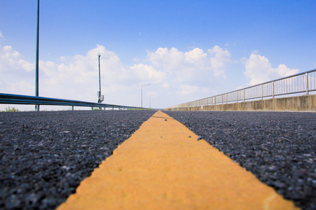 蓝色的天空，在无休止的公路     