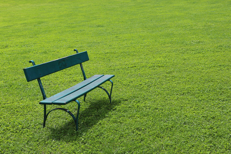 孤独的石凳上短割草