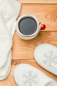 热咖啡和暖和的衣服，在木板上顶视图