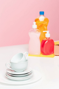 几个板块，一个厨房海绵和塑料瓶与天然洗碗皂液中用手洗碗