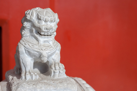 北京住宅楼外的白色大理石狮子形象