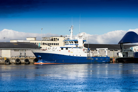 挪威蓝船明信片背景图片