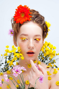 睫毛喜欢花的花瓣。年轻漂亮的女孩，在植物区系，特写肖像图像