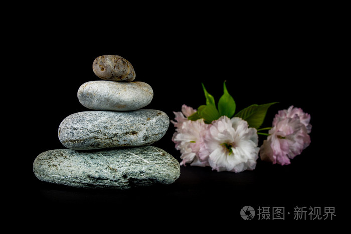 黑色的石头
