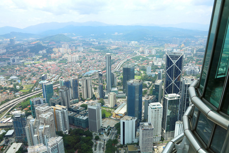 马来西亚双子塔顶楼的城市景观图片