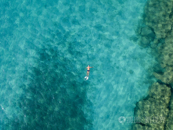 以上,透明的水从海底的概述.泳客,泳客漂浮在水面上