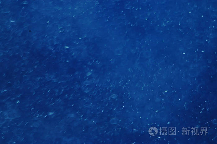 抽象背景与flling雪在蓝色背景寒冷的冬天天气