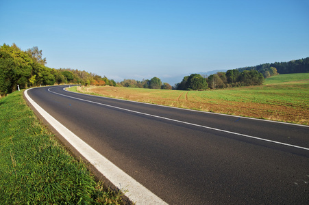 农村空旷的柏油路, 弯路