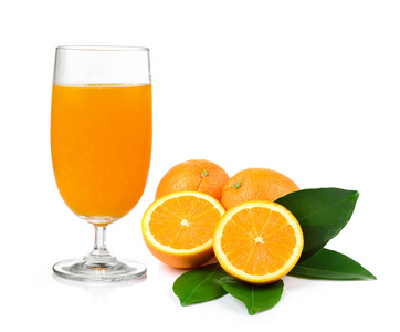 桔汁和孤立在白色背景上的橙色