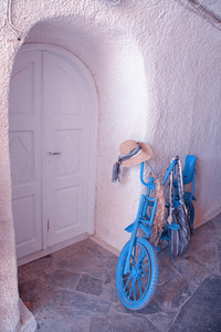 白色的门，希腊复古蓝色自行车