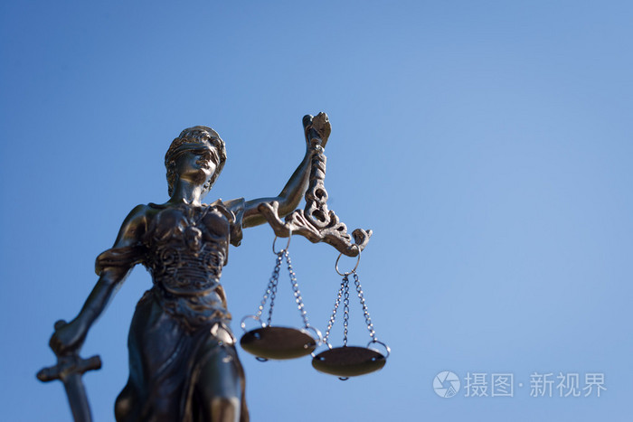 明亮的蓝色天空背景上的忒弥斯, femida 或正义女神的