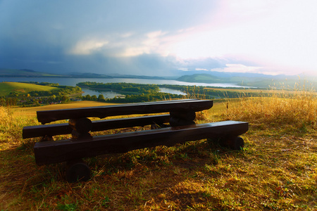 美丽的风景, 与村庄的湖泊。座位上可以俯瞰风景