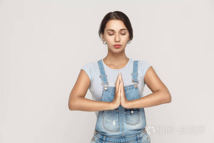 美丽年轻的白人女性,手牵手在合十或 p