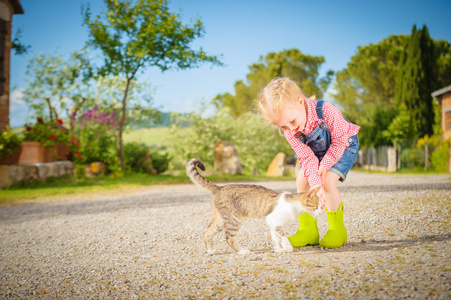春天，美丽的一天，小女孩和猫在户外玩耍