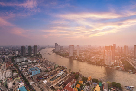 一条弯弯的曼谷市小河和市中心的鸟瞰图